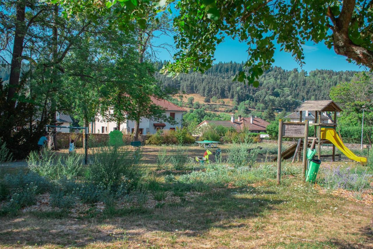 Villages De Gites Le Pigeonnier Le Malzieu-Ville Eksteriør billede